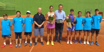 Imagen de la entrega de trofeos a la campeona y subcampeona del torneo, a los agraciados en los diferentes sorteos realizados