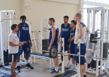 Los jugadores del Decano, en la sala de musculación del pabellón Javier Imbroda