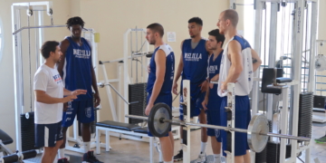 Los jugadores del Decano, en la sala de musculación del pabellón Javier Imbroda