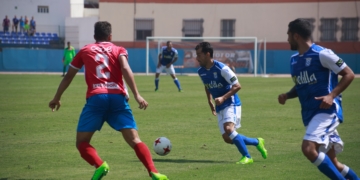 Unos de los jugadores de la escuadra de la UD Melilla, en el partido que se disputó ayer frente al Real Murcia, en el estadio municipal Álvarez Claro