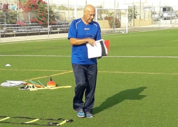 El entrenador del cuadro de nuestra ciudad, Felipe Sánchez, en el campo de La Cañada.