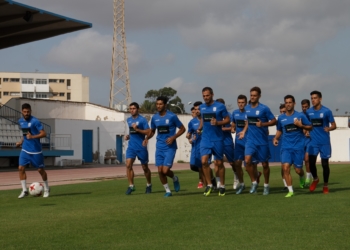 Los jugadores de la primera plantilla de la UD Melilla preparándose para el enfrentamiento ante el conjunto murciano.