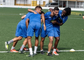 Jugadores de la primera plantilla de la UD Melilla, en una de las sesiones de entrenamiento de la semana pasada.