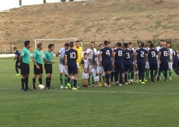 Los jugadores del Melistar saludan a sus adversarios antes del inicio del encuentro ante el Antequera.