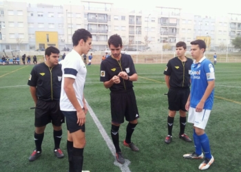 Este colegiado andaluz, antes del inicio de uno de los árbitros que ha dirigido en la presente temporada.