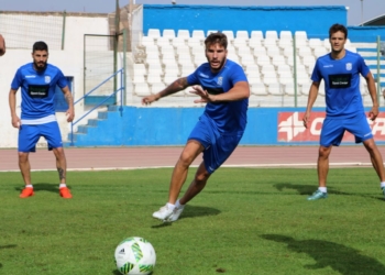 Lolo Garrido, durante una de las sesiones de entrenamiento con la Unión Deportiva Melilla.