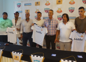 Foto de familia de todos los tres jugadores que fueron presentados ayer, a falta de la llegada del venezolano Frank Long.