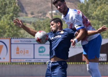 El delantero centro Melik, en primer plano, en el choque del pasado fin de semana.