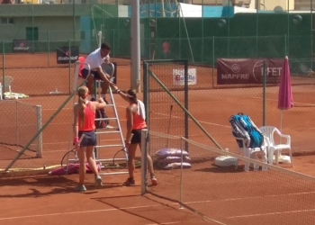 Las jugadoras saludan al árbitro al final de uno de los partidos disputados en el día de ayer