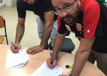 El jugador melillense, junto al presidente del club, en la firma del contrato con esta escuadra melillense.