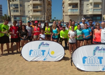 Foto de familia con todos los premiados en este torneo internacional que se ha disputado durante el fin de semana en la playa de San Lorenzo