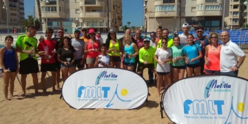 Foto de familia con todos los premiados en este torneo internacional que se ha disputado durante el fin de semana en la playa de San Lorenzo