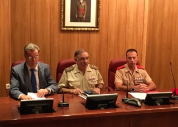 El comandante general Fernando Gutiérrez Díaz de Otazu, junto al consejero de Educación, Juventud y Deportes, Antonio Miranda, y al coronel jefe de Regulares Melilla 52, Tomás García Palacios.