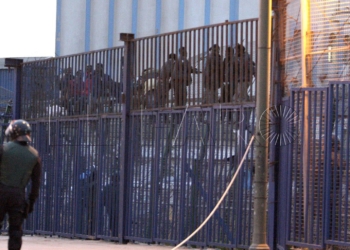 GRA008. MELILLA, 28/03/2014.- Cientos de inmigrantes de origen subsahariano han protagonizado hoy varios intentos de entrada a Melillla en distintos grupos, algunos de los cuales se encaramado a la valla desde donde lazaban gritos como "España, España" o "libertada libertad". Se calcula que unos 400 inmigrantes lo han intentado por una zona, situada entre Villa Pilar y el CETI, mientras que otros 300 lo han intentado también por las inmediaciones del paso fronterizo de Beni Enzar. EFE/F.G. Guerrero