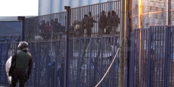 GRA008. MELILLA, 28/03/2014.- Cientos de inmigrantes de origen subsahariano han protagonizado hoy varios intentos de entrada a Melillla en distintos grupos, algunos de los cuales se encaramado a la valla desde donde lazaban gritos como "España, España" o "libertada libertad". Se calcula que unos 400 inmigrantes lo han intentado por una zona, situada entre Villa Pilar y el CETI, mientras que otros 300 lo han intentado también por las inmediaciones del paso fronterizo de Beni Enzar. EFE/F.G. Guerrero