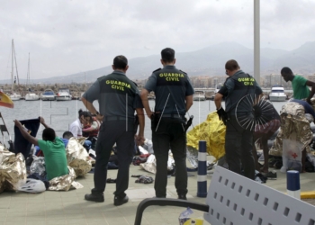 GRA333. MELILLA, 19/05/2017.- Efectivos de la Guardia Civil atienden esta tarde a varios de los 24 inmigrantes de origen subsahariano después de que la patera con la que intentaban llegar a Melilla haya naufragado. El rescate se ha producido en las inmediaciones de Aguadú (al norte de Melilla), y los inmigrantes han sido trasladados al puerto deportivo en la embarcación del GEAS de la Guardia Civil. EFE/F.G.GUERRERO