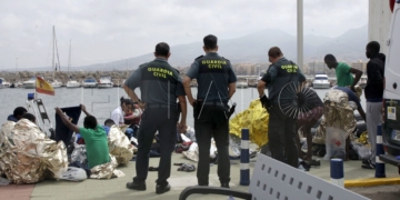 GRA333. MELILLA, 19/05/2017.- Efectivos de la Guardia Civil atienden esta tarde a varios de los 24 inmigrantes de origen subsahariano después de que la patera con la que intentaban llegar a Melilla haya naufragado. El rescate se ha producido en las inmediaciones de Aguadú (al norte de Melilla), y los inmigrantes han sido trasladados al puerto deportivo en la embarcación del GEAS de la Guardia Civil. EFE/F.G.GUERRERO