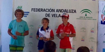 Azul Sánchez, en la primera posición del pódium en la competición que se celebró en Cádiz