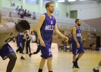 Los jugadores del Melilla Baloncesto, antes del inicio del partido ante el Cáceres