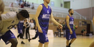 Los jugadores del Melilla Baloncesto, antes del inicio del partido ante el Cáceres