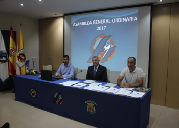 Componentes de la mesa durante la celebración de la Asamblea General de la Real Federación Melillense de Fútbol.