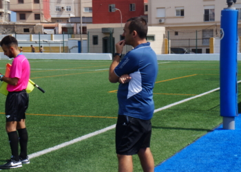 Santi Pérez, en el banquillo de su equipo, en el último de los partidos disputados.