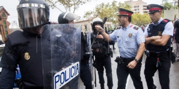 GRA279 L'HOSPITALET DE LLOBREGAT (BARCELONA), 20/09/2017.- Agentes antidisturbios de la Policía Nacional y de los Mossos d' Esquadra discuten frente al Instituto Can Vilumara de L'Hospitalet de Llobregat. Policía Nacional y Guardia Civil han desplegado a sus agentes en varios colegios electorales de Barcelona para impedir el referéndum del 1-O, suspendido por el Tribunal Constitucional (TC). EFE/Quique García
