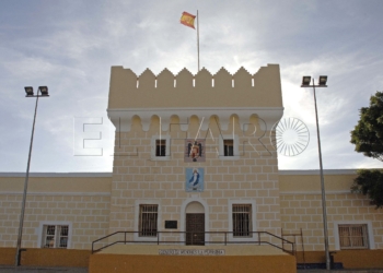 ML03. MELILLA, 27/10/07.- Los centros de menores de Melilla están colapsados desde hace algunos meses por la fuerte presión migratoria de la llamada inmigración infantil que padece la ciudad autónoma desde hace varios años. En la imagen, fachada exterior del centro de menores "La Purísima", en Melilla, un antiguo fuerte militar en el que se albergaban las llamadas Fuerzas Regulares y que hoy, totalmente reformado y adaptado, acoge a unos 195 niños de entre 10 y casi 18 años, cuando su capacidad tope es de 160 menores. El 95 por ciento de los menores acogidos en "La Purísima" son marroquíes y sólo un mínimo porcentaje corresponde a niños procedentes de zonas tan inusitadas como Senegal, Camerún o incluso Bangladesh. EFE/Laureano Valladolid