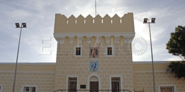 ML03. MELILLA, 27/10/07.- Los centros de menores de Melilla están colapsados desde hace algunos meses por la fuerte presión migratoria de la llamada inmigración infantil que padece la ciudad autónoma desde hace varios años. En la imagen, fachada exterior del centro de menores "La Purísima", en Melilla, un antiguo fuerte militar en el que se albergaban las llamadas Fuerzas Regulares y que hoy, totalmente reformado y adaptado, acoge a unos 195 niños de entre 10 y casi 18 años, cuando su capacidad tope es de 160 menores. El 95 por ciento de los menores acogidos en "La Purísima" son marroquíes y sólo un mínimo porcentaje corresponde a niños procedentes de zonas tan inusitadas como Senegal, Camerún o incluso Bangladesh. EFE/Laureano Valladolid