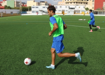 Nando (izquierda) y Barrio, al fondo, en la sesión de entrenamiento en La Espiguera.