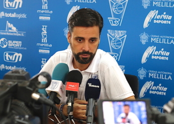 Alejandro Alcoba, técnico del Melilla Baloncesto, atendió ayer a los medios de comunicación.