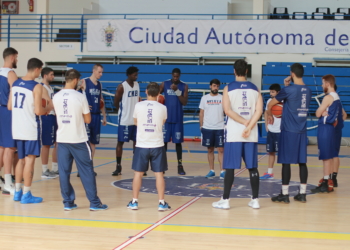 El cuerpo técnico del Club Melilla Baloncesto, en la charla antes del inicio de la sesión de entrenamiento en el pabellón Javier Imbroda.