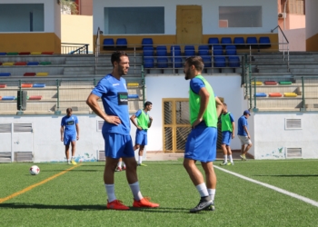 Dos jugadores azulinos hablando en el campo de La Espiguera.