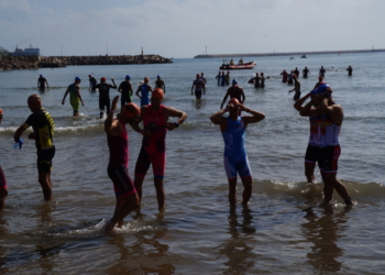 Grupo de triatletas melillenses antes de la salida de la competición