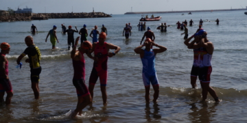 Grupo de triatletas melillenses antes de la salida de la competición