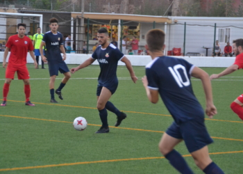 El melillense Moha, con el balón, en el centro del campo.