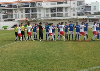 Jugadores de ambos equipos saludándose antes del inicio del encuentro en tierras granadinas.