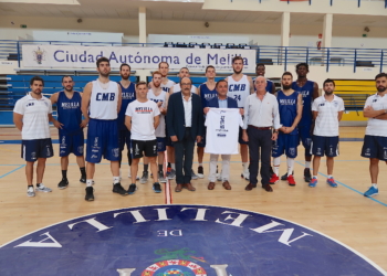 Javier Mateo, presidente del Patronato de Turismo, saludó a los componentes de la plantilla y recibió el abono de esta temporada y una camiseta del Decano.