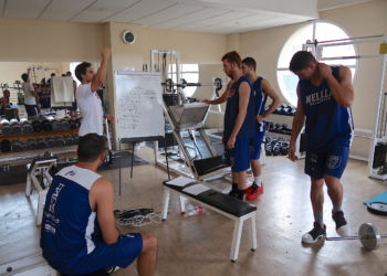 Componentes de la plantilla melillense, en la sala de musculación del Imbroda Ortiz.