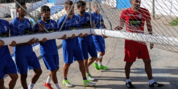El técnico unionista, junto a los jugadores de su plantilla en una de las sesiones de entrenamiento