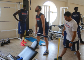 Los componentes de la primera plantilla del Melilla Baloncesto se vistieron de corto tras dos días de descanso.