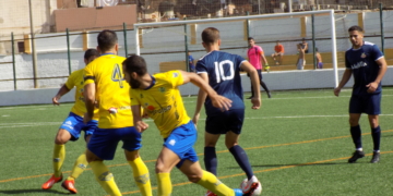 Uno de los jugadores del Melistar, en el centro del campo