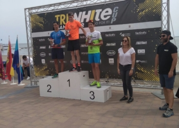 El joven triatleta local, en la segunda posición del pódium.