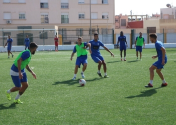 Entrenamiento que llevó a cabo en la matinal de ayer el conjunto azulino bajo las órdenes de Manolo Herrero, en el campo federativo de La Espiguera.