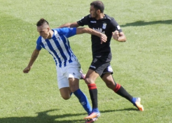 Lucha de dos jugadores por un balón en juego