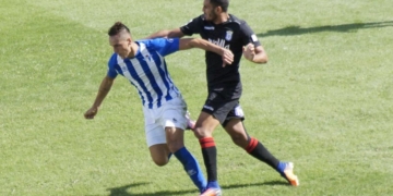Lucha de dos jugadores por un balón en juego