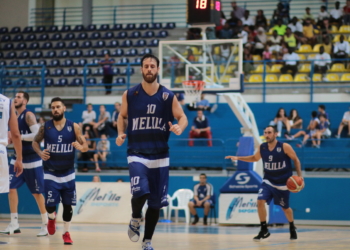 Jugadores del Melilla Baloncesto, en pleno partido de liga.