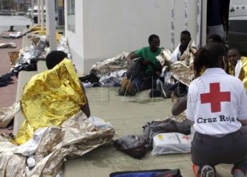 GRA334. MELILLA, 19/05/2017.- Efectivos de la Cruz Roja y de la Guardia Civil atienden esta tarde a varios de los 24 inmigrantes de origen subsahariano después de que la patera con la que intentaban llegar a Melilla haya naufragado. El rescate se ha producido en las inmediaciones de Aguadú (al norte de Melilla), y los inmigrantes han sido trasladados al puerto deportivo en la embarcación del GEAS de la Guardia Civil. EFE/F.G.GUERRERO