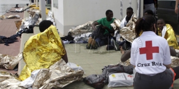 GRA334. MELILLA, 19/05/2017.- Efectivos de la Cruz Roja y de la Guardia Civil atienden esta tarde a varios de los 24 inmigrantes de origen subsahariano después de que la patera con la que intentaban llegar a Melilla haya naufragado. El rescate se ha producido en las inmediaciones de Aguadú (al norte de Melilla), y los inmigrantes han sido trasladados al puerto deportivo en la embarcación del GEAS de la Guardia Civil. EFE/F.G.GUERRERO