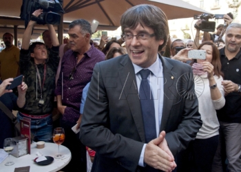 GRA165 GIRONA (Cataluña), 28/10/2017.- El presidente cesado de la Generalitat de Cataluña, Carles Puigdemont, a su salida de un restaurante de Girona , situado en la céntrica Plaza del Vi, donde se ubica el ayuntamiento, después de haber efectuado a través de TV3 una "declaración institucional" desde esta ciudad para pedir "paciencia, perseverancia y perspectiva" a los catalanes.EFE/Robin Townsend
